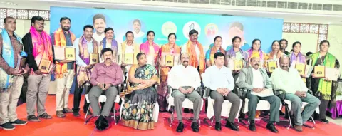 సీసీరోడ్డు నిర్మాణ పనులకు భూమిపూజ
