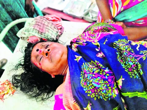 కారు ఢీకొని మహిళకు తీవ్ర గాయాలు