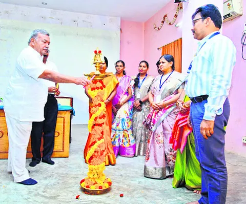 ఉద్యోగాలు సృష్టించే స్థాయికి ఎదగాలి