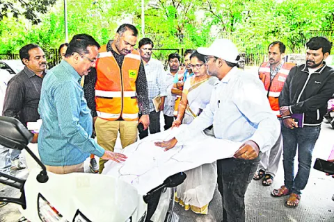 వాక్‌వే పనులను వేగవంతం చేయాలి
