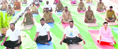 యోగాతో శ్రామికుల్లో నూతనోత్సాహం 