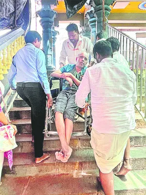 దుర్గమ్మ సన్నిధిలో వృద్ధులు, దివ్యాంగులకు ఇక్కట్లు 