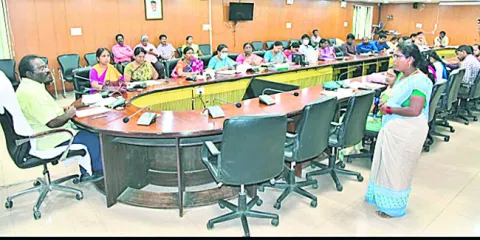 వైద్యసిబ్బందిపై కలెక్టర్‌ ఆగ్రహం