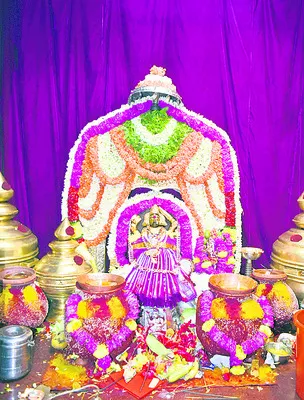 పైడితల్లికి పుష్పాలంకరణ