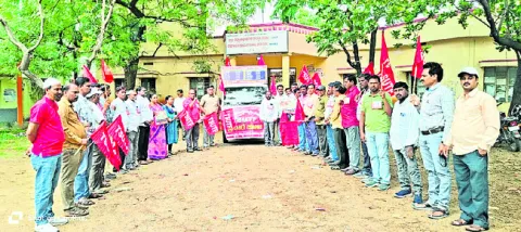 నర్సంపేటలో ఫ్లాగ్‌ మార్చ్‌