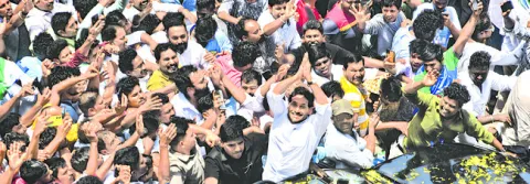 అధినేతకు నీరాజనం