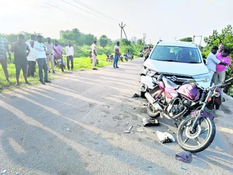 కారు బైక్‌ ఢీ..  యువకుడికి గాయాలు