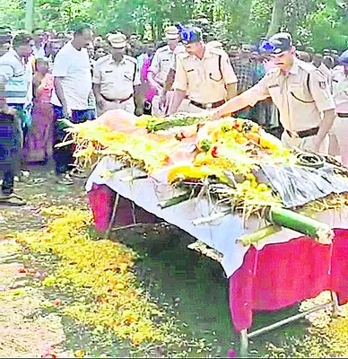 అధికారిక లాంఛనాలతో ఆర్మీ జవాను అంత్యక్రియలు