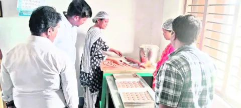 స్వయం ఉపాధితో ఎదగాలి