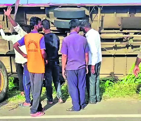 లారీ ఢీకొని బస్సు బోల్తా.. ఒకరి మృతి 