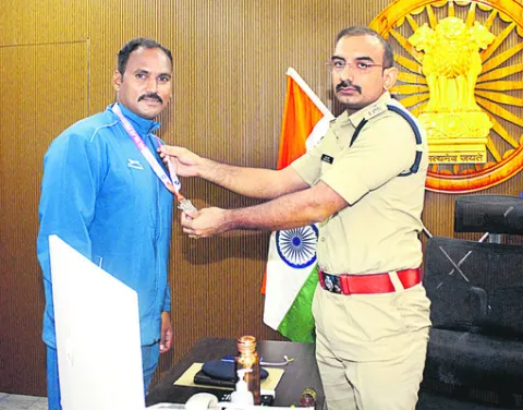 కానిస్టేబుల్‌కు జాతీయస్థాయిలో రజత పతకం 