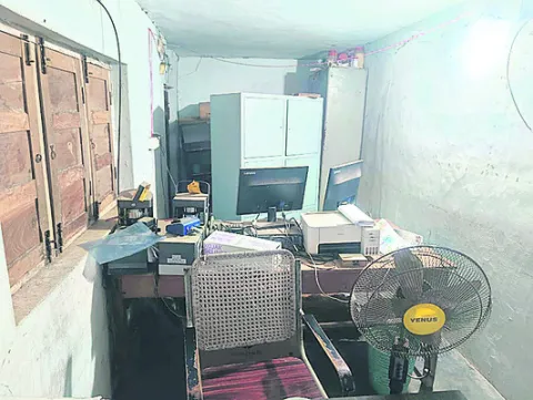కొత్తకోటలో నిలిచిన సచివాలయ సేవలు 