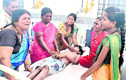 కారు లోపల ఊపిరాడక బాలుడి మృతి 