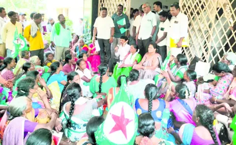 పోడు భూముల పట్టాల కోసం ధర్నా 
