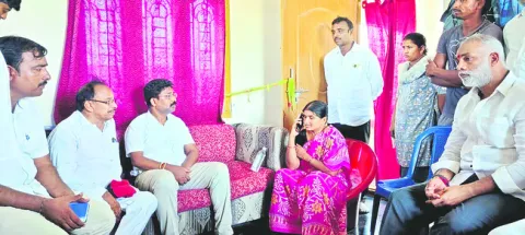 జాళ్లపాలెం బాధిత మహిళలకు సజ్జల పరామర్శ 