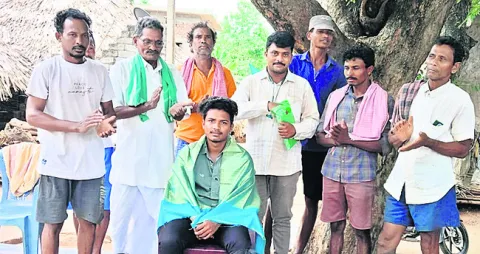 బీకాం టాపర్‌కు సీపీఎం నేతల సన్మానం 