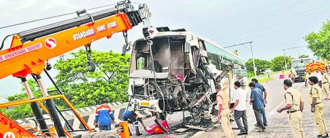 మూడు వాహనాలు ఢీ.. ఒకరు మృతి 