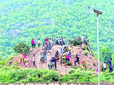 బ్రిడ్జి నిర్మించారు.. రోడ్డు మరిచారు..! 