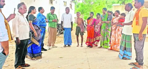 తప్పిన లక్ష్మీ కాసులు..  చివరకు హుండీలోకి.. 
