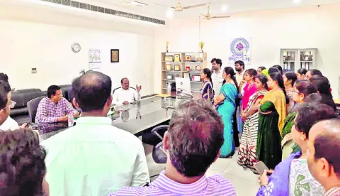 జేఎన్టీయూ ఒప్పంద  అధ్యాపకుల నిరసన
