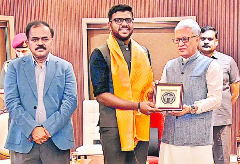 సివిల్స్‌ ర్యాంకర్‌కు తెలంగాణ గవర్నర్‌ సత్కారం 
