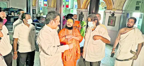 అర్జున్‌దాస్‌ గది తలుపులు తెరిచిన అధికారులు