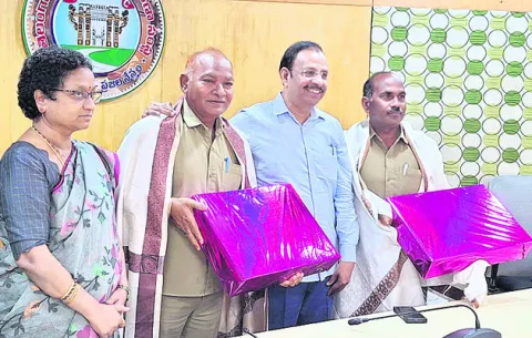 నిజాయతీ ఉద్యోగులకు సజ్జనార్‌ సన్మానం