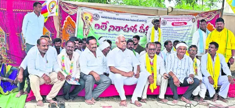 ఆదివాసీలు ఇబ్బందులు పడకుండా చూడాలి 