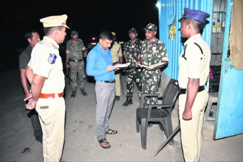 ప్రతి వాహనాన్ని క్షుణ్ణంగా తనిఖీ చేయాలి