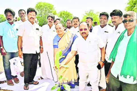 ప్రతి ఒక్కరూ విధిగా మొక్కలు నాటాలి 