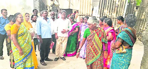 రేషన్‌డీలర్‌పై చర్యలు తీసుకోవాలి