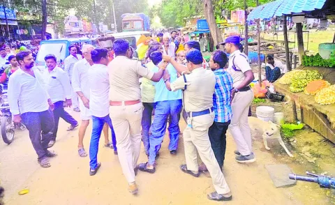 పోలీసుల దౌర్జన్యం 