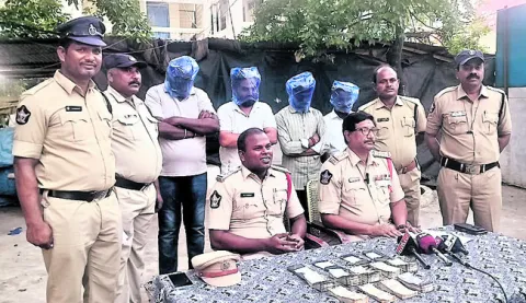 క్రికెట్‌ బెట్టింగ్‌ రాయుళ్ల అరెస్ట్‌