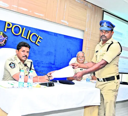పారదర్శకంగా పోలీసుల బదిలీలు 