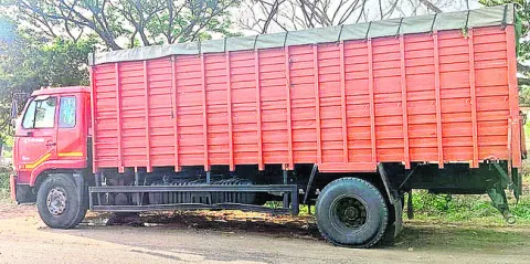 చికెన్‌ వ్యర్థాలు  తరలిస్తుండగా..
