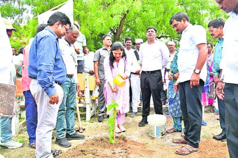 ప్రతీ ఒక్కరు మొక్కలు నాటాలి