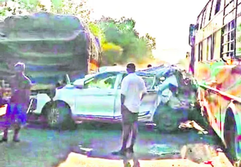 కారును ఢీకొట్టిన ట్రావెల్స్‌ బస్సు 