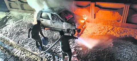 కారుకు నిప్పు అంటించిన దుండగులు 