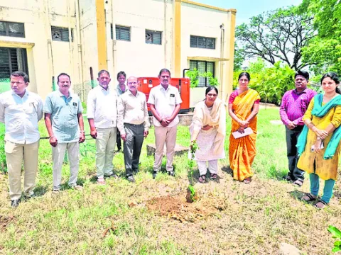 ప్రతి ఒక్కరూ మొక్కలు నాటాలి