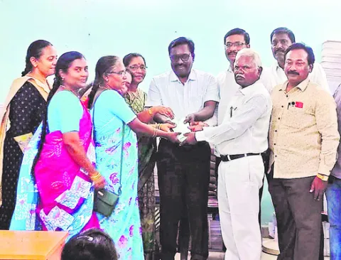 కాంట్రాక్ట్‌ ఉద్యోగి కుటుంబానికి ఆర్థిక సాయం 