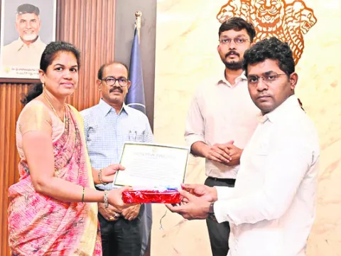 తహసీల్దార్లకు ప్రశంసా పత్రాలు 