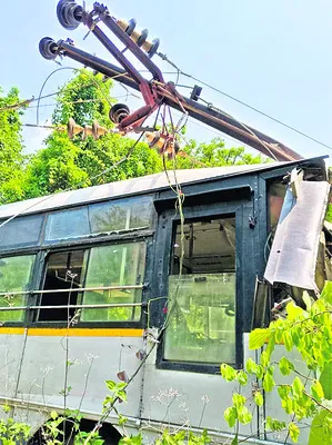 విద్యుత్‌ స్తంభాన్ని ఢీకొట్టిన ఆర్టీసీ బస్సు
