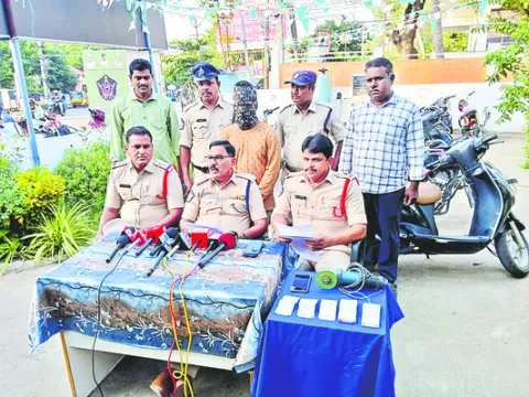 ఆలయాల్లో చోరీలు చేసే ఆటోడ్రైవరు అరెస్టు