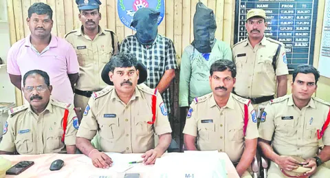 పట్టుబడ్డ గంజాయిని కొట్టేసి.. 