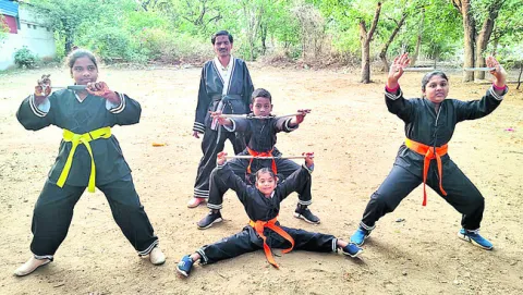 కరాటే శిక్షణలో ప్రతిభ

