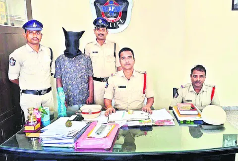 నాలుగు కేజీల గంజాయితో వ్యక్తి అరెస్టు 
