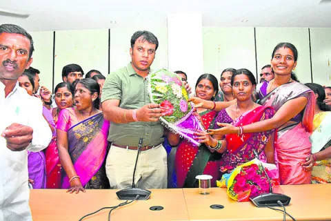 మూడు నెలల్లోగా ఇళ్లు పూర్తి చేయాలి