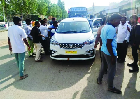 ప్రైవేట్‌ వాహనదారుల ఘర్షణ 