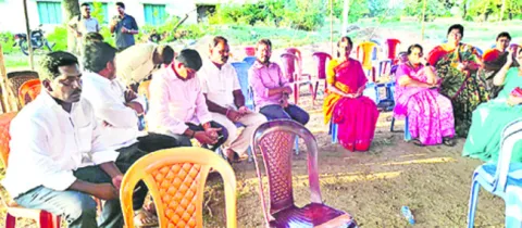 పద్మమ్మ అంత్యక్రియలకు హాజరైన మాజీ మంత్రి 