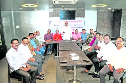 జర్నలిస్టుల చట్టాలను పునరుద్ధరించాలి 